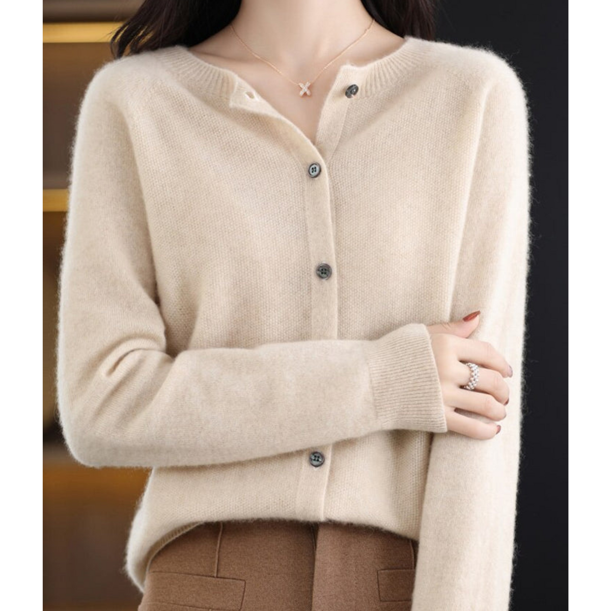 Cardigan Pour Femme En Laine Mérinos Et Cachemire, À Col Rond : Un Modèle D'hiver Élégant Et Luxueux, Idéal Pour Les Journées Froides Et Les Tenues Quotidiennes Raffinées