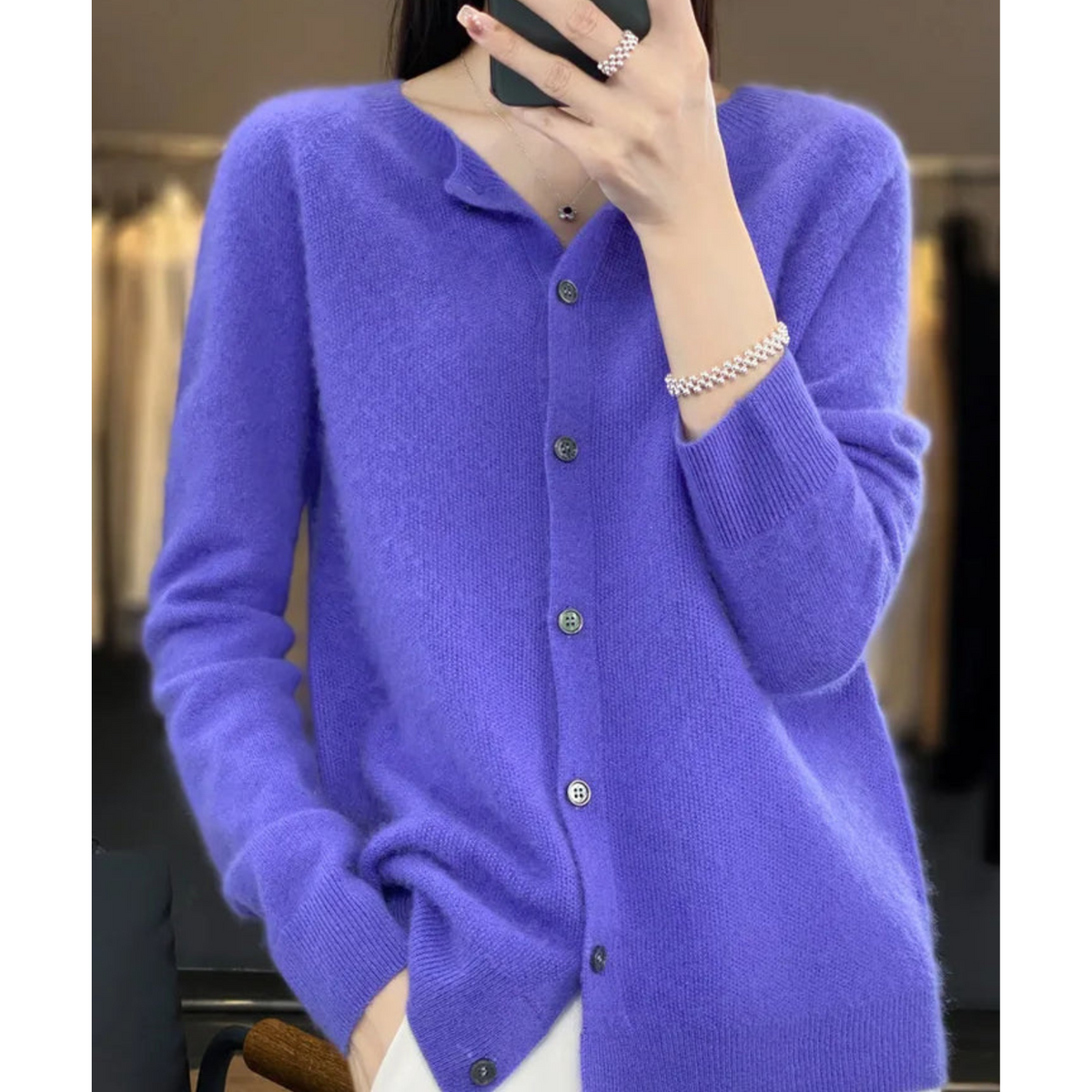 Cardigan Pour Femme En Laine Mérinos Et Cachemire, À Col Rond : Un Modèle Tricoté Élégant Et Luxueux, Idéal Pour Les Froides Journées D'hiver